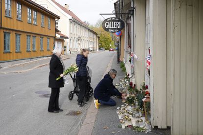 Varias personas dejan flores este lunes frente al estudio y la casa de la artista Hanne Englund, una de las víctimas de Kongsberg.