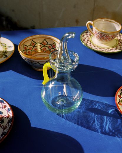 Vinagrera de la colección Mallorca y cerámicas con el tradicional dibujo de mosca pintado por artesanos de la dehesa de Cáceres.