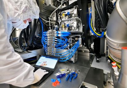 Ensamblaje de una máquina de ASML.
