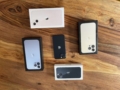 El iPhone 13 mini está disponible en cinco colores: rosa, azul, negro, blanco y rojo.