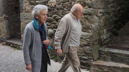 Jordi Pujol, expresidente de Cataluña, y su mujer Marta Ferrusola pasean por Queralbs (Girona) en 2015.