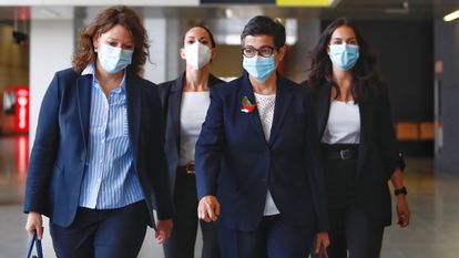La exministra de Exteriores Arancha González Laya (en primer plano en el centro de la imagen), a su llegada al Juzgado de Instrucción Número 7 de Zaragoza este lunes.