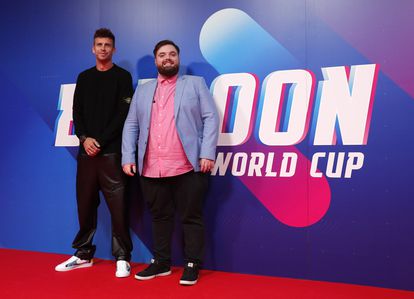 Gerard Pique e Ibai Llanos, a su llegada al mundial de globos este jueves.