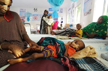 Nabhan Ismail, de año y medio de edad, es consolado por su abuela Ardo Mohamoud en un Centro de Estabilización dirigido por la Media Luna Roja de Somalilandia y Unicef donde se le trata de diarrea acuosa aguda y desnutrición