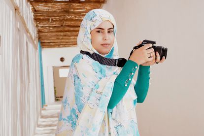 Ezza Mohamed, estudiante de fotografía en los campamentos de refugiados saharauis en Tinduf, Argelia.