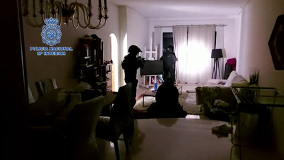 Un agente de policía en el domicilio donde estuvo capturado el ciudadano belga, en Marbella (Málaga).