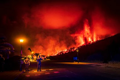 Dos policías observan la erupción del volcán de Cumbre Vieja el pasado 19 de septiembre. / Arturo Rodríguez. 