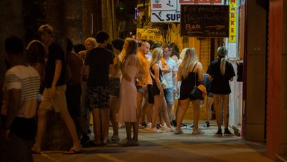 Varios jóvenes en un local frente a la playa del Arenal, en Palma de Mallorca, el 26 de junio.