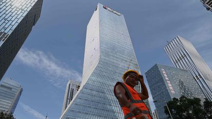 Un trabajador camina frente a las oficinas centrales de Evergrande, en Shenzhen, al sureste de China, en una imagen de archivo.