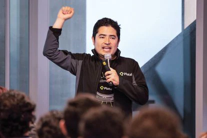 El CEO de Platzi, Freddy Vega, en un evento de la compañía.