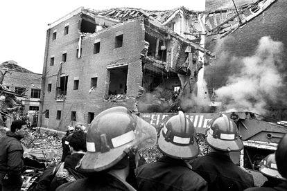 Bomberos observan los restos de la casa cuartel de la Guardia Civil de Zaragoza tras el atentado del 11 de diciembre de 1987, en el que murieron 11 personas.