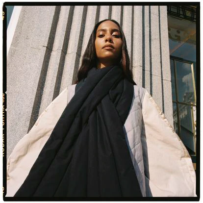 Gabriela Richardson con parka acolchada de Loewe.