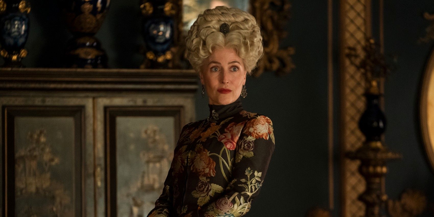 Gillian Anderson es una real histórica en la gran temporada 2 Fotos