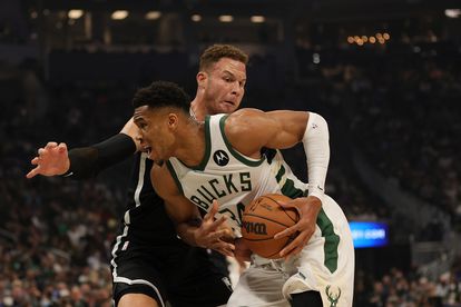 Antetokounmpo intenta zafarse del marcaje de Blake Griffin durante el partido entre los Bucks y los Nets.