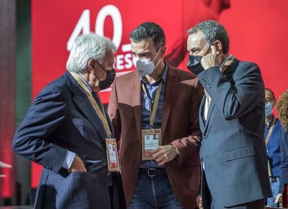 Pedro Sánchez conversa con Felipe González y José Luis Rodríguez Zapatero, este sábado en el Congreso del PSOE en Valencia.