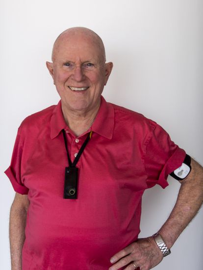 El informático Gordon Bell posa con su SenseCam al pecho y algunos otros 'wearables'.