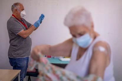 Imagen del centro de formación ocupacional Guadalquivir, de Sevilla, donde se está administrando la tercera dosis con la vacuna de Pfizer además de la vacuna de la gripe. 