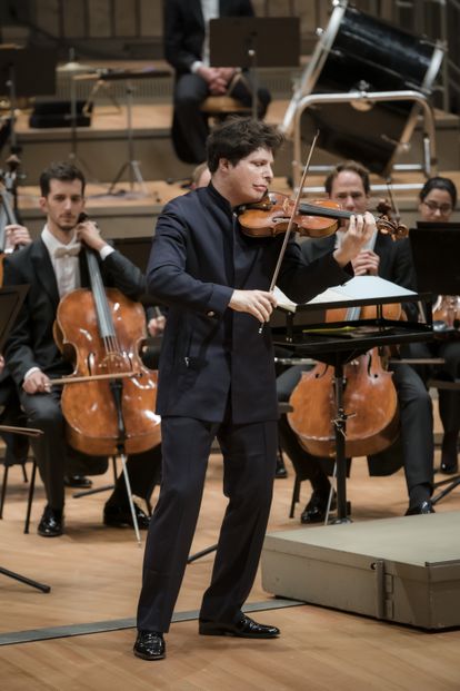 El solista  Augustin Hadelich, durante el concierto.