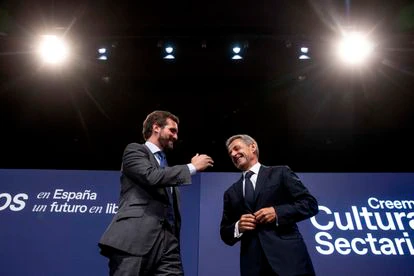 El presidente del PP, Pablo Casado y el expresidente de Francia Nicolas Sarkozy, en la Convención Nacional del PP, este miércoles, en Madrid (España).