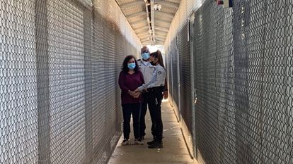 La trabajadora humanitaria española Juana Ruiz Sánchez es trasladada, esposada de pies y manos, para asistir a su juicio, el 10 de agosto ante el tribunal militar israelí de Ofer (Cisjordania).