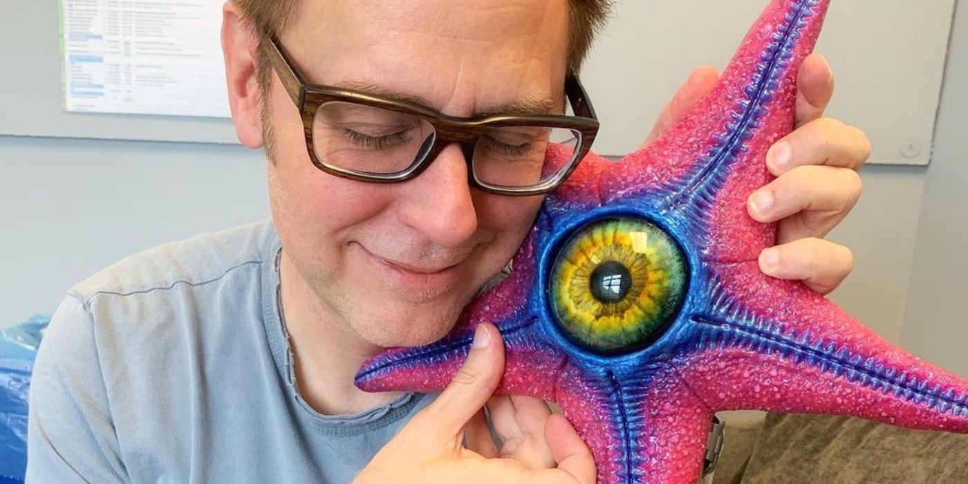 James Gunn abraza a Starro Prop en la imagen de BTS de Suicide Squad