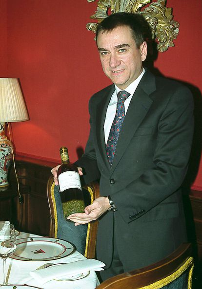 José Polo con la botella de Chateau d`Yquem de la Denominación de Origen Sauternes de Burdeos (Francia) de la cosecha de 1806.