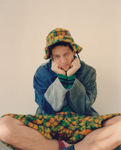 Josh O’Connor posa en exclusiva para ICON vistiendo la nueva colección Eye/LOEWE/Nature de Loewe.