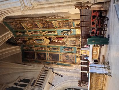 El retablo de la iglesia de la Santísima Trinidad de Alcaraz (Albacete), antes de su restauración, con el aspecto que tenían las ocho tablas y las esculturas hasta octubre de 2020.