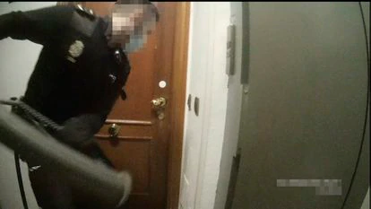 Imagen extraída del vídeo grabado por la policía de su actuación en una vivienda de la calle Lagasca de Madrid por una fiesta ilegal, en marzo de 2021.