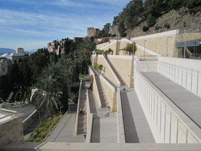 Las escaleras de hormigón que ocupan actualmente el barrio malagueño.