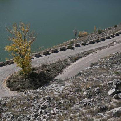 Embalse de Linares del Arroyo. Montserrat Iglesias, autora del libro "La marca del agua" recorre los lugares donde se desarrolla la novela.