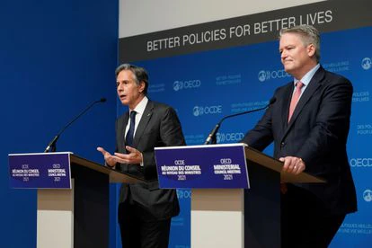 El secretario de Estado estadounidense, Antony Blinken, junto al secretario general de la OCDE, Mathias Cormann, tras la Reunión Ministerial del organismo, este miércoles.