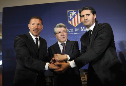 Diego Simeone (izquierda) el día de su presentación como técnico colchonero en 2011, junto al presidente Enrique Cerezo (centro) y el antiguo director deportivo, José Luis Pérez Caminero (derecha).