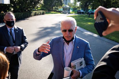 El presidente de Estados Unidos, Joe Biden, habla este sábado con los periodistas en el jardín sur de la Casa Blanca, en Washington, Estados Unidos.