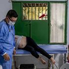 Mayron Vergel, doctor de Médicos sin Fronteras, atiende a una mujer embarazada en La Gabarra, frontera colombiana con Venezuela, a finales de agosto.