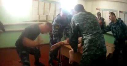 Uno de los vídeos filtrados que muestra los malos tratos en la colonia penal de Yaroslavl.