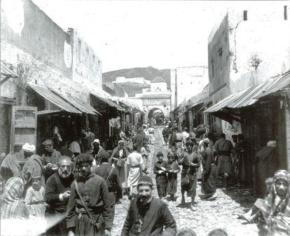 Una calle con mayoría de población judía, en una fotografía de mediados del siglo XIX, localizada por el Archivo Provincial de Cádiz.