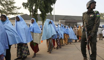 Decenas de niñas secuestradas en Zamfara, en el noroeste de Nigeria, tras ser puestas en libertad el pasado 2 de marzo.