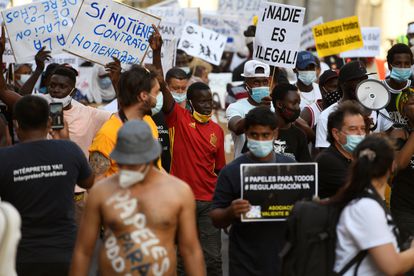 GRAF1506. MADRID, 19/07/2020.- Decenas de personas participan este domingo en una manifestación convocada por la plataforma estatal #RegularizacionYa en Madrid para reclamar una regularización de inmigrantes irregulares.