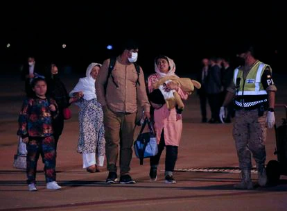 Una familia afgana a su llegada la noche de este lunes a la base aérea de Torrejón de Ardoz (Madrid), procedentes de Pakistán.