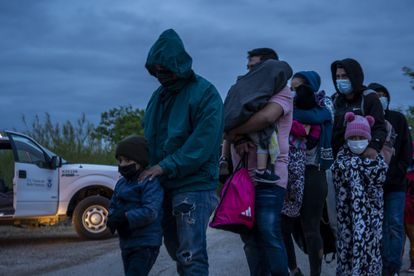 Familias migrantes originarias de Centroamérica se entregan a elementos de la patrulla fronteriza en La Joya, Texas, en abril pasado.