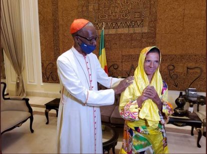 Fotografía cedida por la Presidencia de Malí del encuentro entre el arzobispo de Bamako, Jean Zerbo, y la religiosa colombiana Gloria Narvaez, tras su liberación el pasado día 9 en Karangasso.
