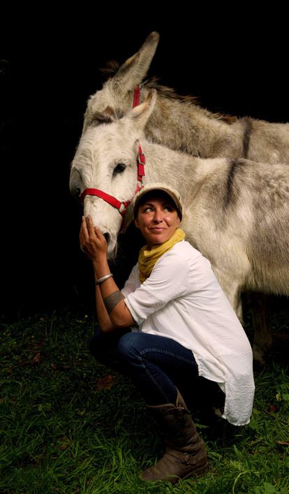 Amaya Isert posa junto a los burros Romeo y Julieta.
