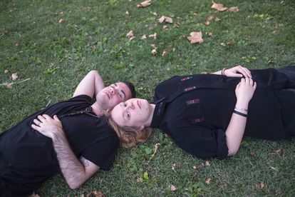 Haidar Alí Moracho y Cory Ibáñez Blanco, este miércoles en un parque de San Fernando de Henares (Madrid)