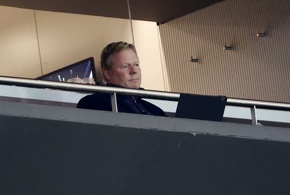 Ronald Koeman observa el partido entre el Atlético de Madrid y el Barcelona.