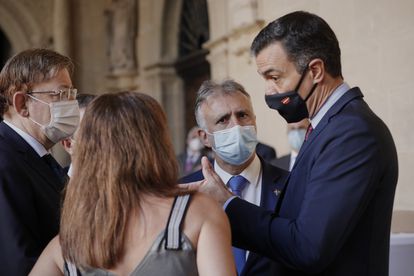 El presidente del Gobierno, Pedro Sánchez, conversa con los presidentes de la Comunidad Valenciana, Canarias y Baleares -Ximo Puig, Ángel Víctor Torres y Francina Armengol- en San Millán de la Cogolla, La Rioja, en julio de 2020.