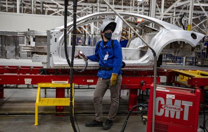 Cadena de producción en una fábrica de coches en California.