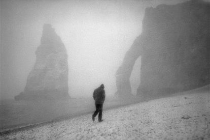 Tormenta de nieve en 1981 en la playa de Etretat (Alta Normandía, Francia).