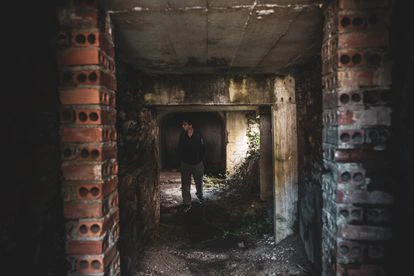 El historiador Carlos Tejerizo, que dirige el proyecto Sputnik Labrego, recorre una de las viejas instalaciones de la mina.