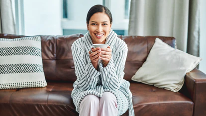 Una bebida caliente y una bata confortable suelen ser dos de los mejores aliados para combatir el frío en casa. GETTY IMAGES.